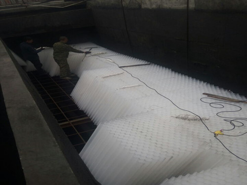 工人進行蜂窩斜管安裝